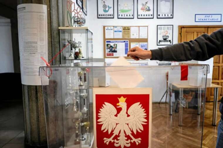 На виборах у Польщі молодь масово підтримала антиукраїнського кандидата Славоміра Менцена