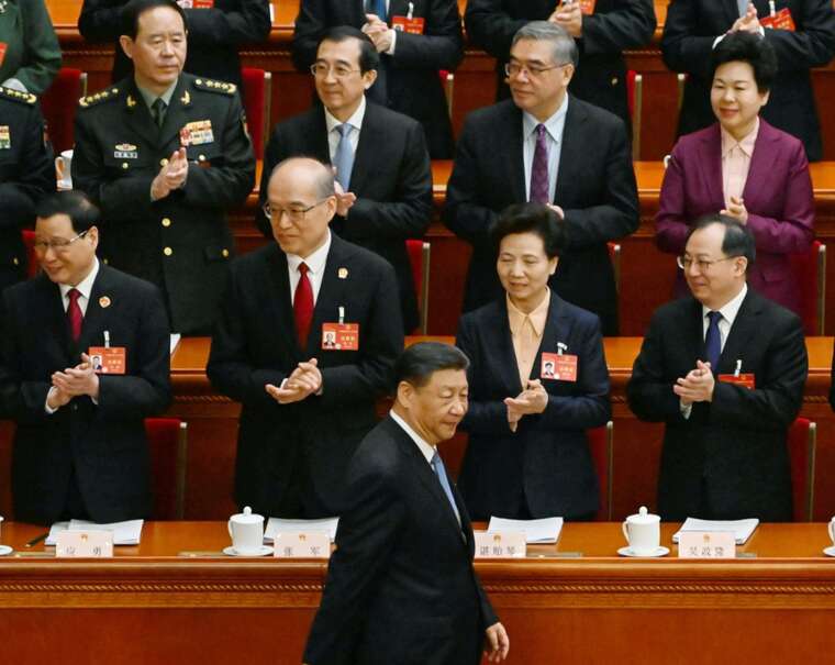 У Китаї чиновникам і партійним працівникам заборонили вживати делікатеси, алкоголь і курити