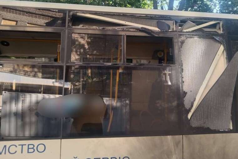 Российский беспилотник атаковал пассажирский автобус в Херсоне, есть пострадавшие