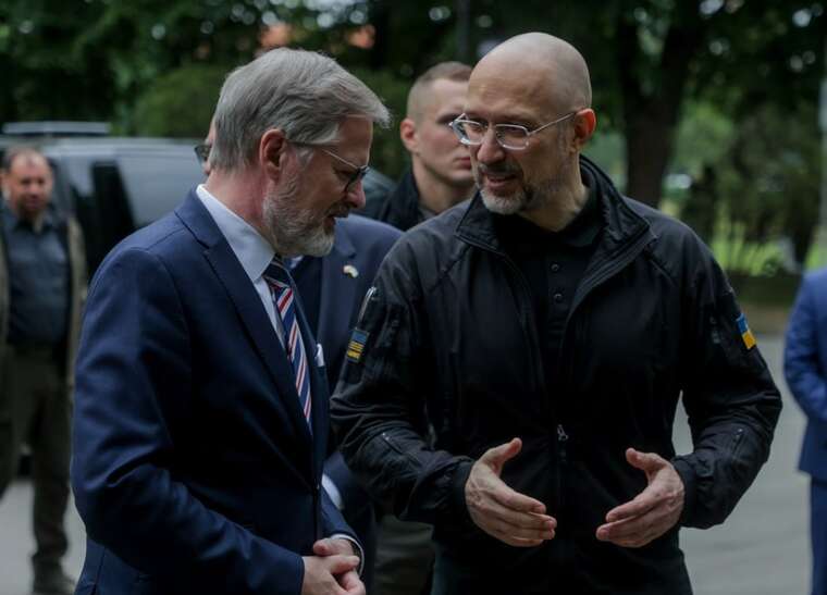 Прем’єр Чехії прибув до Ужгорода на зустріч зі Шмигалем