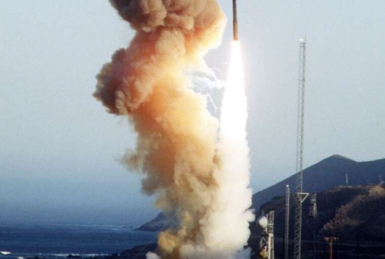 США випробували міжконтинентальну балістичну ракету з авіабази у Каліфорнії