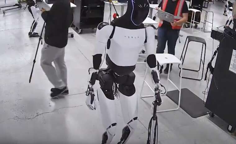 Робот-домробітник: Tesla Optimus навчився прасувати, прибирати та готувати