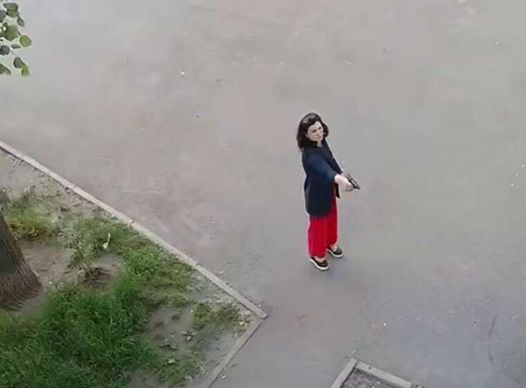 In Kyiv, a woman fired a gun at the doors of an apartment building