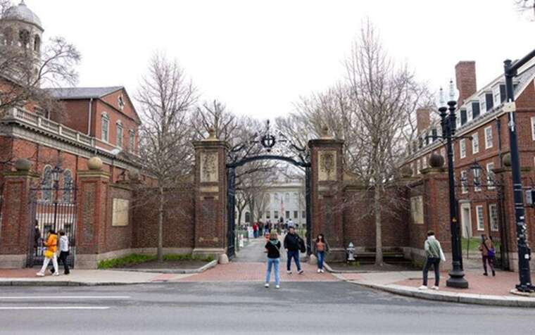 Гарвард подав до суду на США через заборону на приймання іноземних студентів