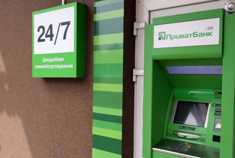 Українці скаржаться на ПриватБанк: банкомати «з’їдають» гроші, клієнти чекають на повернення тижнями