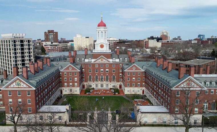 Суд США остановил попытку администрации Трампа ограничить право Гарварда принимать иностранных студентов