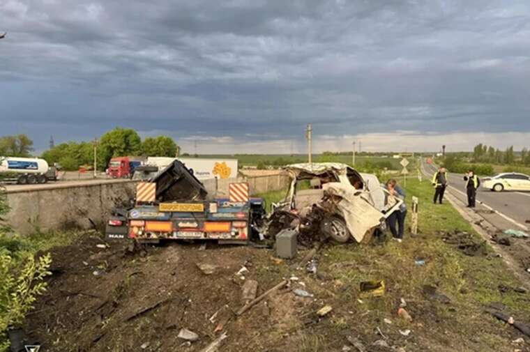 У Кіровоградській області сталася смертельна ДТП: зіткнулися мікроавтобуси, вантажівка та легковий автомобіль