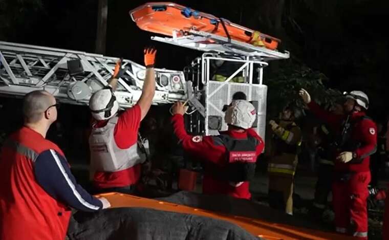 У Миколаєві з-під завалів 5-поверхівки дістали 20-річну дівчину