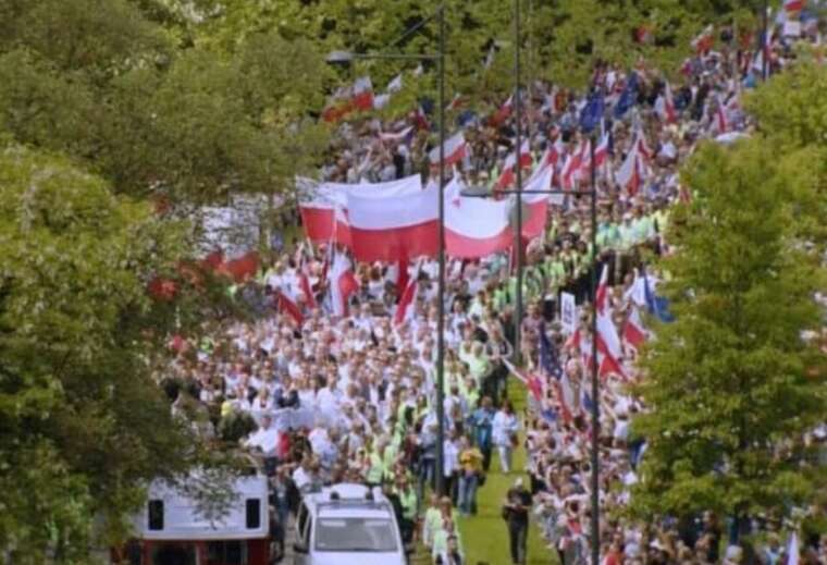 У Варшаві одночасно пройшли два патріотичні марші: на чолі - Тшасковський і Навроцький