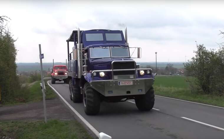 Старі вантажівки КрАЗ показали на автопробігу в Німеччині