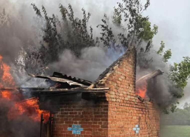 Оккупанты обстреляли кассетными боеприпасами село в Сумской области: есть погибшая и раненая