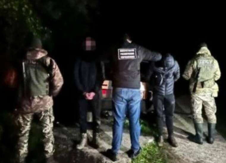 5 років за ґратами: на Закарпатті прикордонник переправляв ухилянтів до Словаччини