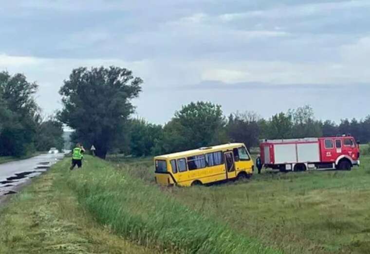 На Полтавщині шкільний автобус з’їхав у кювет: постраждали троє дітей