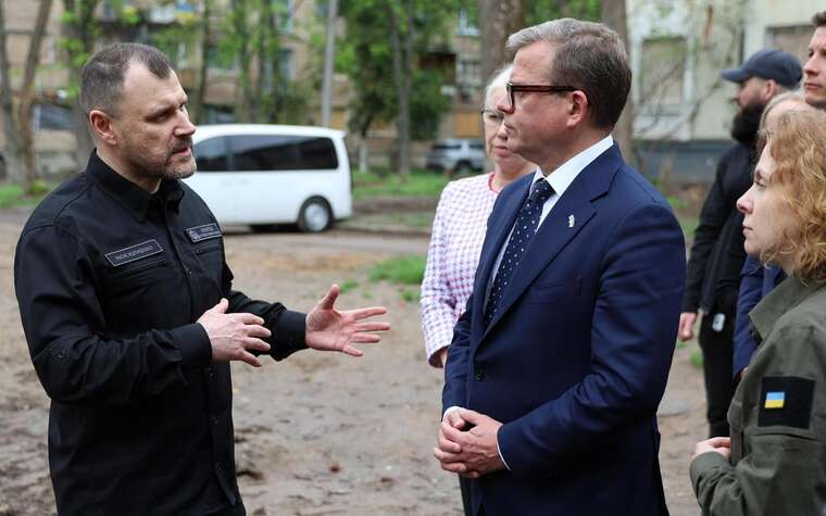 Премьер Финляндии посетил место российского удара в Киеве