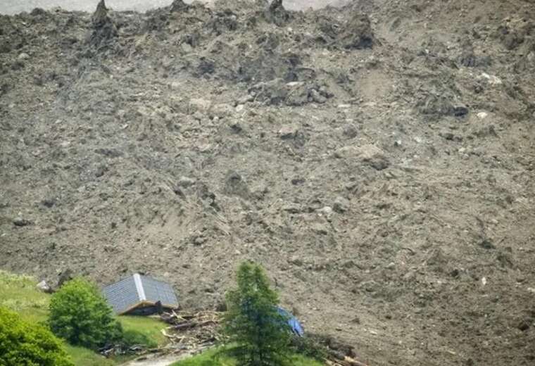 У Швейцарії зупинили пошуки людини, яка зникла після обвалу льодовика