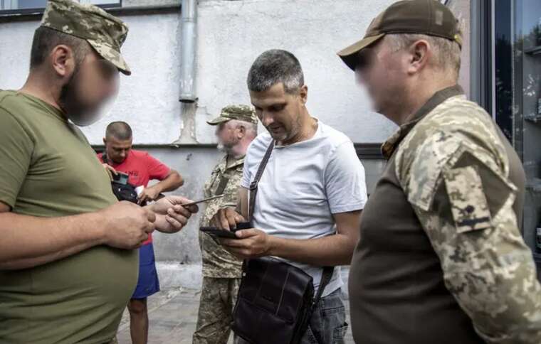 Чверть чоловіків призовного віку уникають виходів з дому через страх мобілізації — дослідження