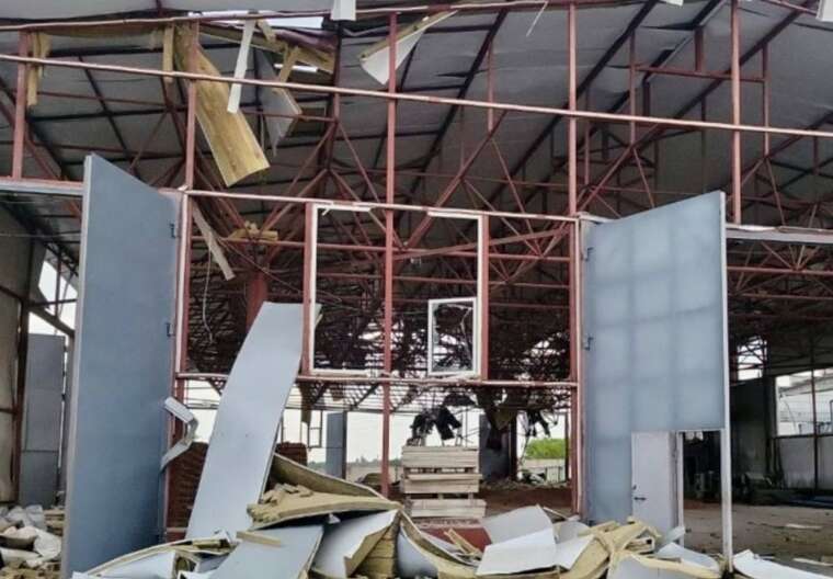 Росія вдарила ракетами по підприємству під Харковом: пошкоджено будівлі та транспорт