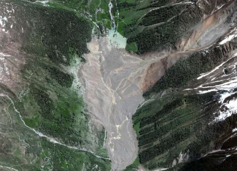Супутникові знімки показали наслідки знищення швейцарського села Блаттен після обвалу льодовика та зсуву