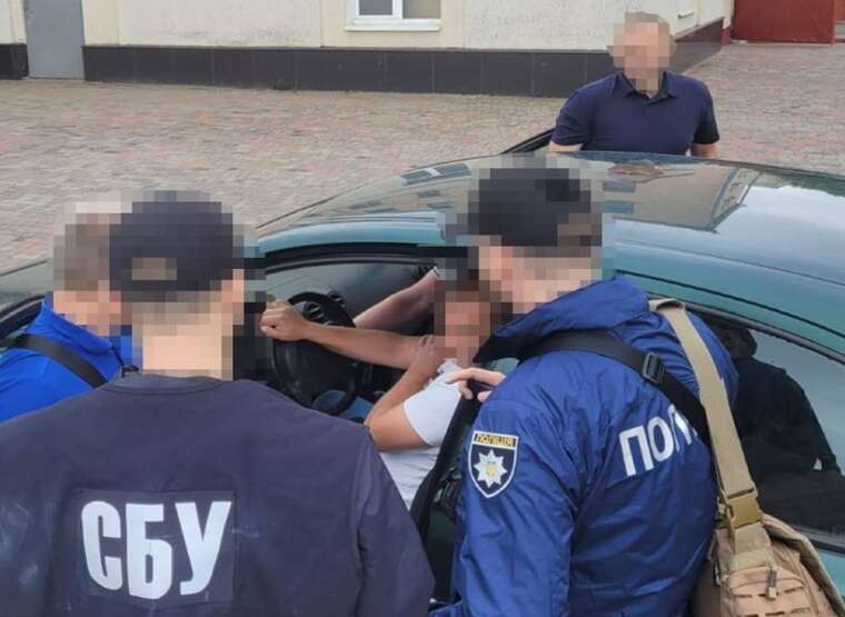 A Podilskyi District Council official in Poltava was detained for a bribe of $13,000