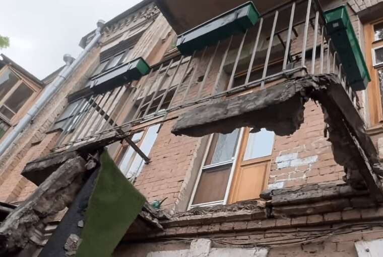 Активісти розшукали в Києві будинок, де обвалився балкон з американським режисером