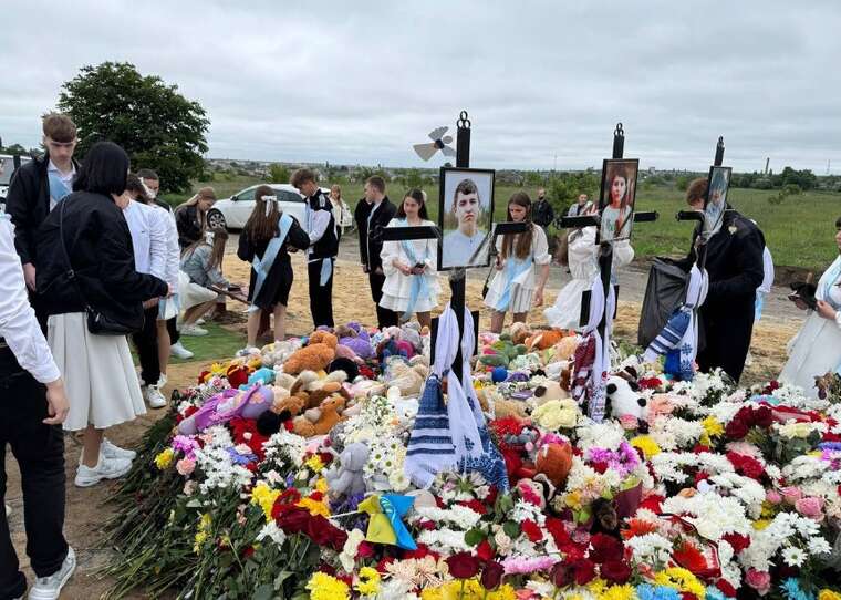 Однокласники з Коростишева провели останній дзвоник на кладовищі, вшанувавши загиблих друзів