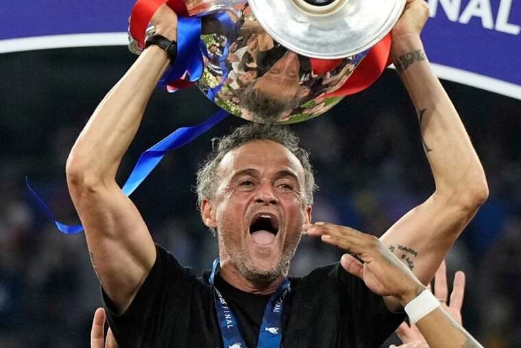 Тренер ПСЖ праздновал победу в Лиге чемпионов в футболке, посвященной умершей дочери