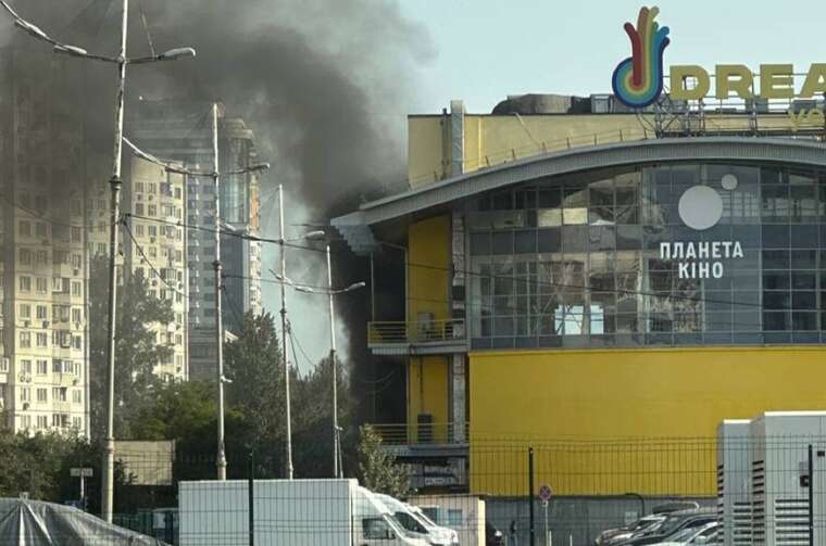 У Києві сталась пожежа в ТРЦ DREAM: загорілись сміттєві баки