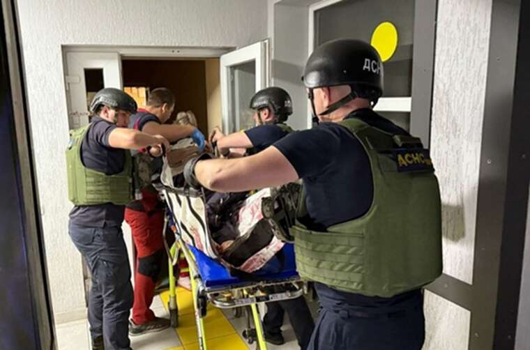 Росіяни вдарили по підрозділу рятувальників у Нікополі, а потім - по медиках