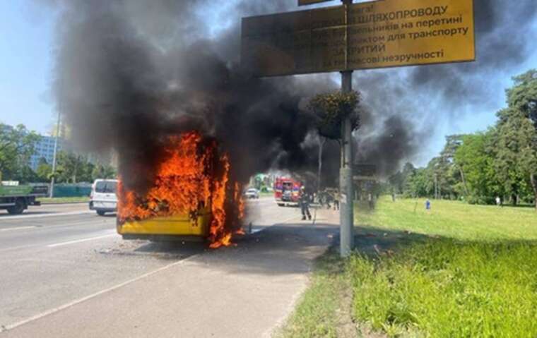 У Києві біля метро «Лісова» майже дотла вигоріла маршрутка