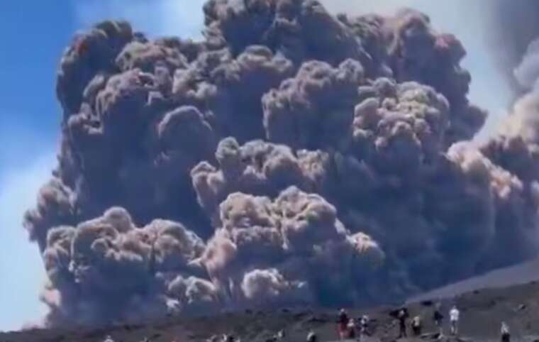 На Сицилії активізувався вулкан Етна: з жерла вириваються густі хмари диму