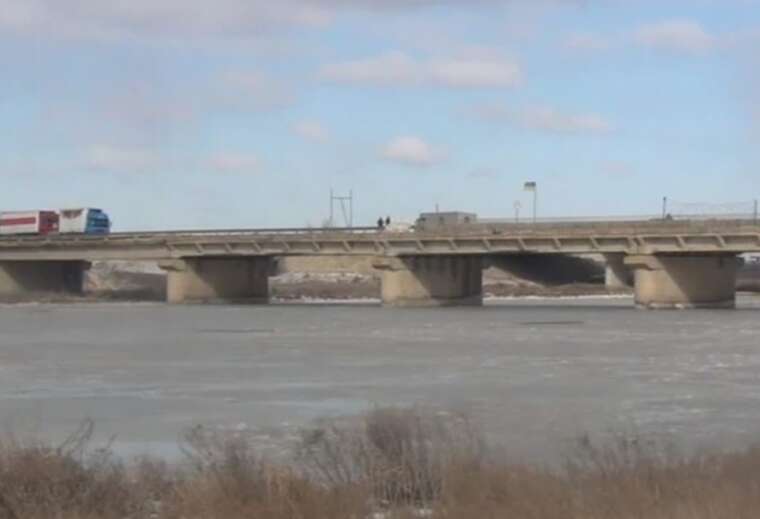 Поблизу Чонгарського мосту вирує пожежа - супутникові знімки