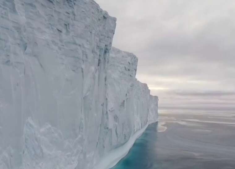 Фантастичні кадри з дрона: українські полярники показали гігантський айсберг, що дрейфує поруч із «Вернадським»