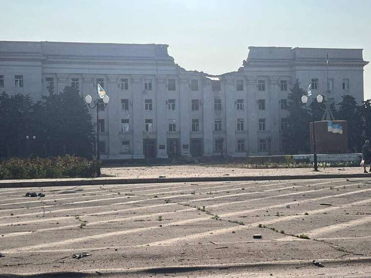 Херсон под ударом: россияне атаковали здание ОВА на площади Свободы авиабомбой