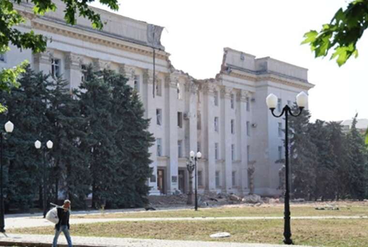 Удар КАБом по будівлі Херсонської ОВА: показали фото наслідків