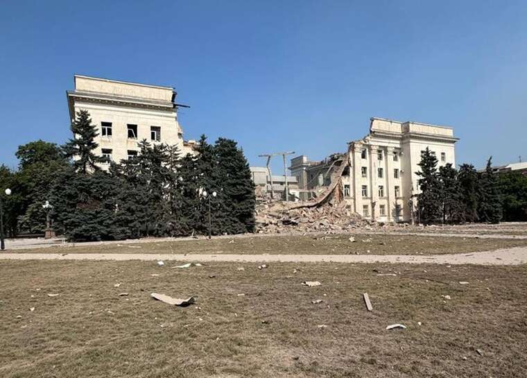 Россияне снова атаковали Херсонскую ОВА управляемыми авиабомбами: здание уничтожено до первого этажа