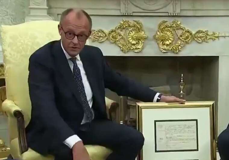 Канцлер Німеччини Мерц передав Трампу свідоцтво про народження його діда