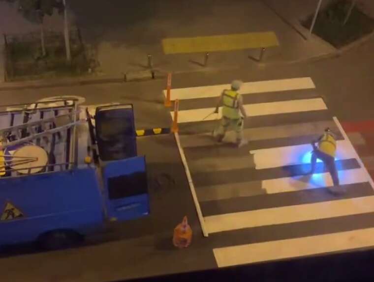 Безстрашні комунальники: поки над Києвом збивали «шахеди», вони малювали нову «зебру»