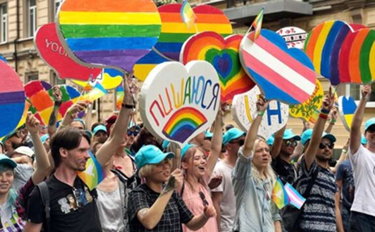 Прайд в Киеве: полиция стягивает силы, националисты появились с файерами