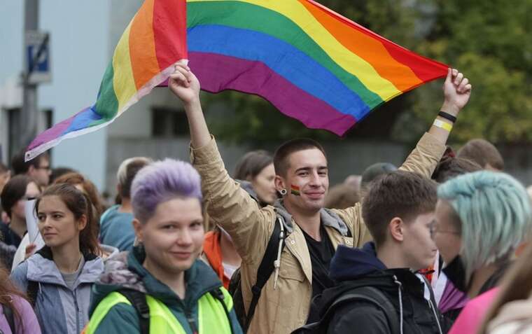 У Києві стартувала ЛГБТ-акція: збирають кошти на дрони для ЗСУ - поруч протестують противники