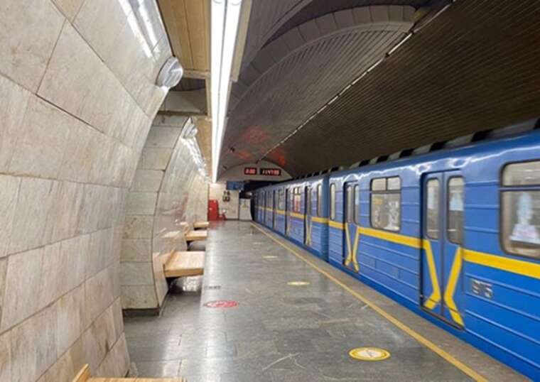 У київському метро чоловік нишком знімав жінок під спідницями