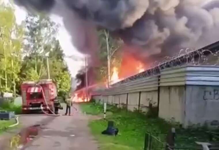 У Підмосков’ї горить склад із легкозаймистими матеріалами та балонами