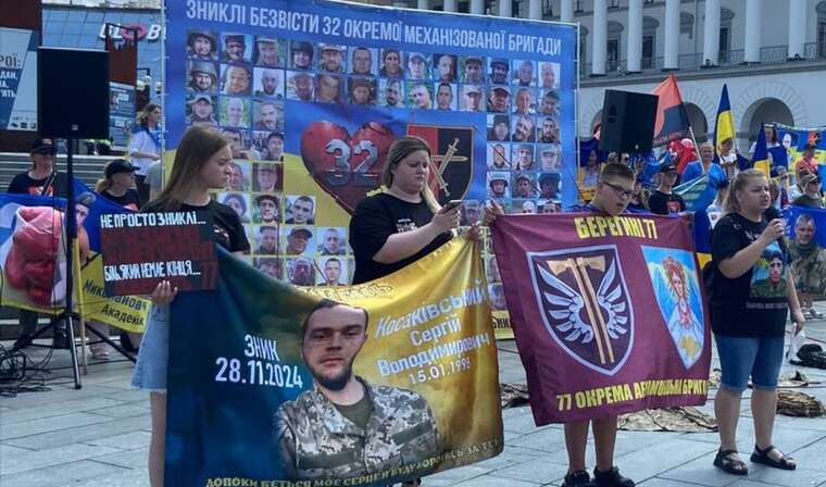 У центрі Києва відбулася акція на підтримку полонених "Наші ще не вдома"