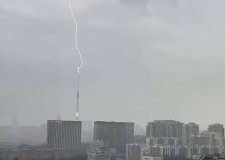 Москва отримала "сигнал зверху": блискавка влучила в Останкінську вежу