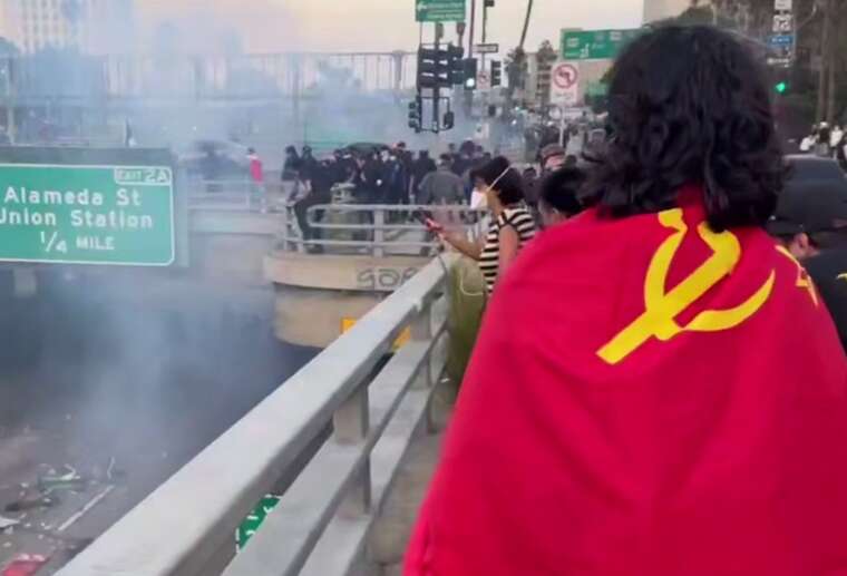 Заворушення в Лос-Анджелесі: на вулицях помітили протестувальника з прапором СРСР