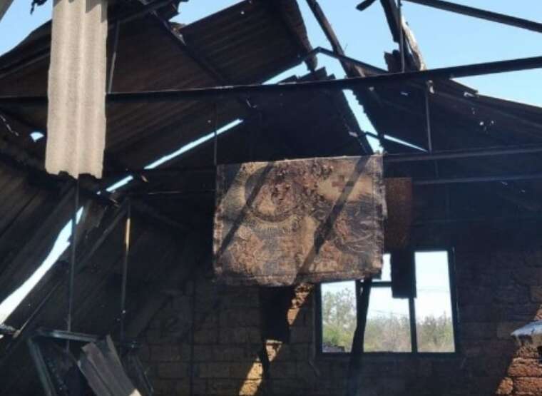 У Херсонській області внаслідок атаки російського дрона згорів будинок