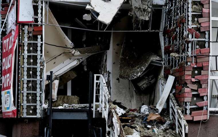 У Києві внаслідок атаки РФ палає офісна будівля