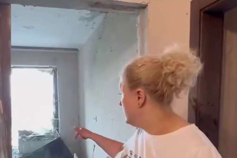 Російський дрон зруйнував квартиру в Оболонському районі Києва: дитина з мамою дивом вижили