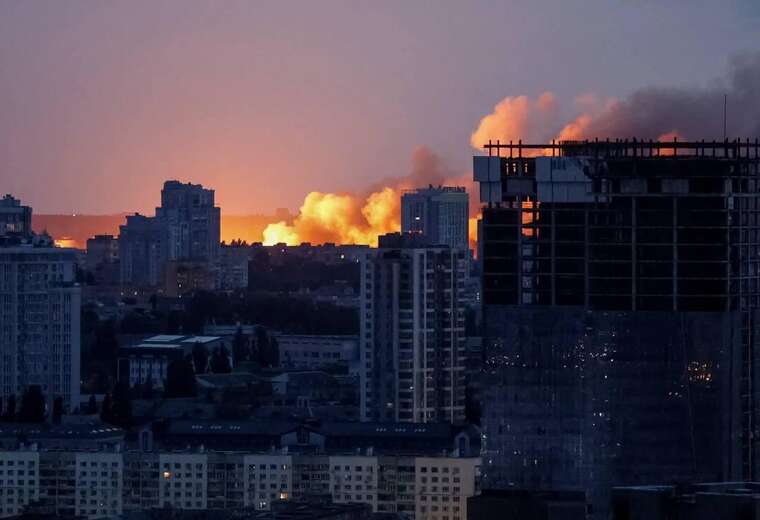 Атака РФ на Київ: місто затягнуло димом