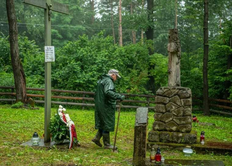 Уряд Польщі спростував неправдиву інформацію про "припинення" ексгумації жертв Волинської трагедії