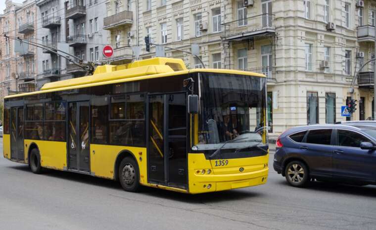 У Херсоні зупинили тролейбуси: пошкоджена енергосистема після обстрілів